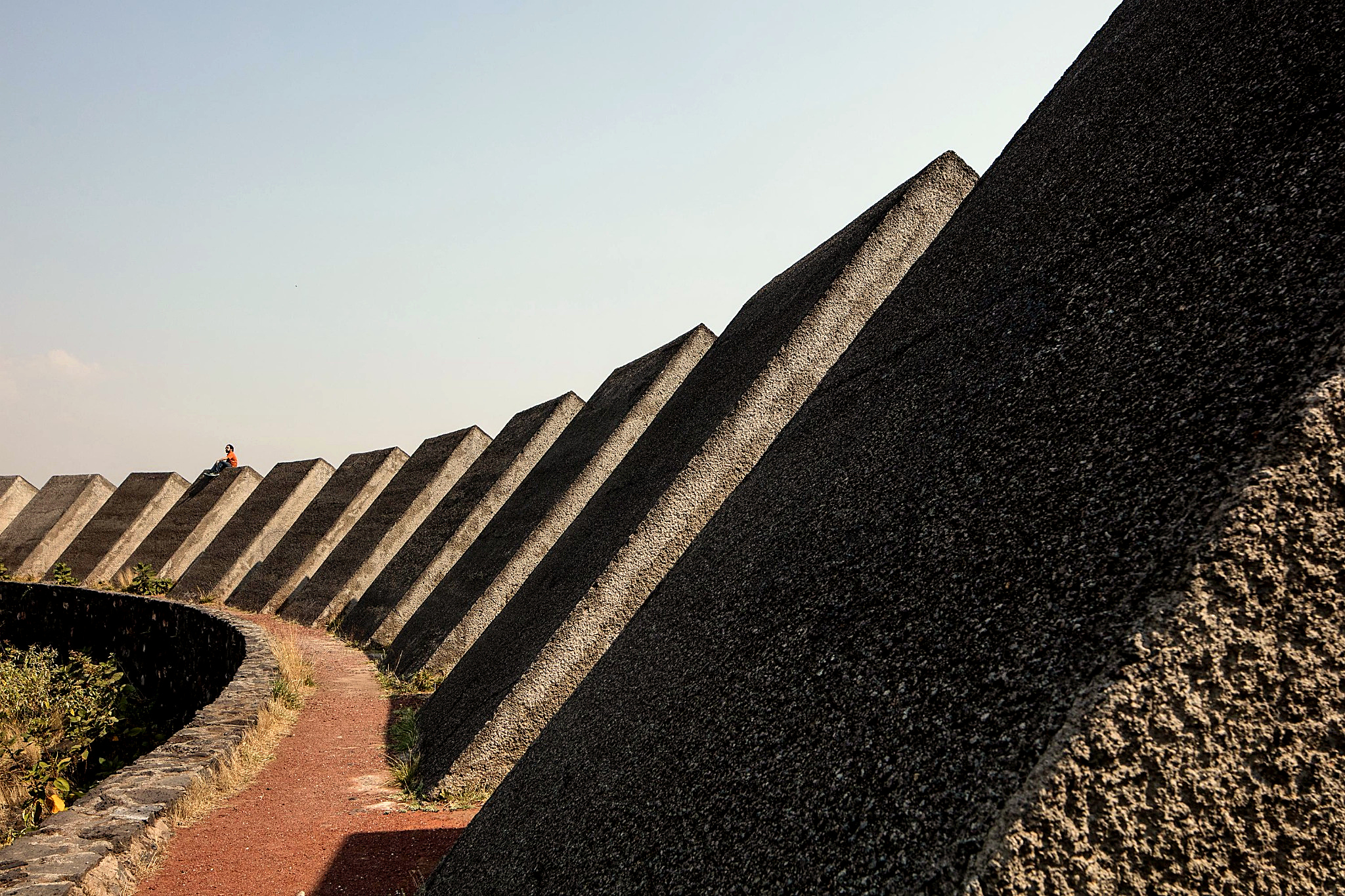 Espacio Escultórico de la UNAM: anillo de prismas de concreto sobre roca volcánica